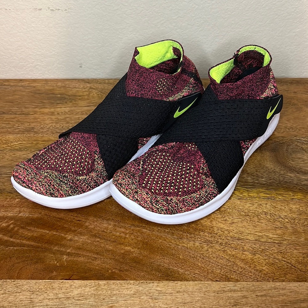 NIKE - Women’s size 10 cross strap sneakers